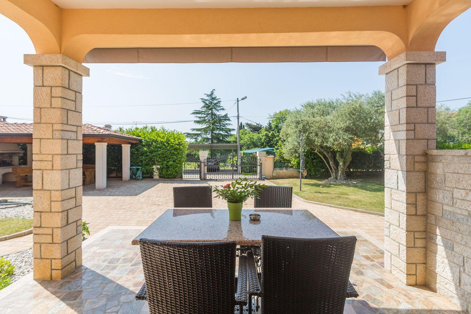 Apartment Mediterranes Nur 200 Meter Zum Mit Pool, Grillbereich, Privater Terrasse, Wifi Poreč
