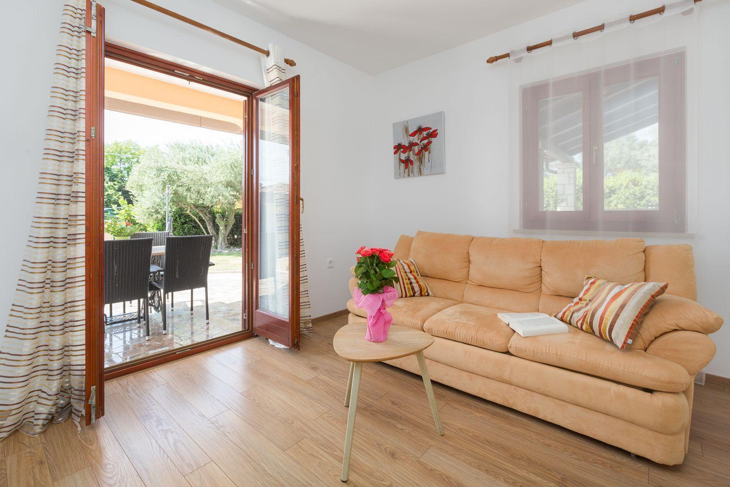 Mediterranes Nur 200 Meter Zum Mit Pool, Grillbereich, Privater Terrasse, Wifi Poreč