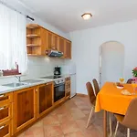 Mediterranes Apartment Nur 200 Meter Zum Strand Mit Pool, Grillbereich, Privater Terrasse, Wifi