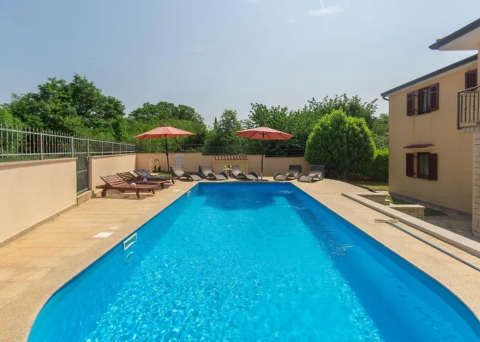 Mediterranes Apartment Nur 200 Meter Zum Strand Mit Pool, Grillbereich, Privater Terrasse, Wifi