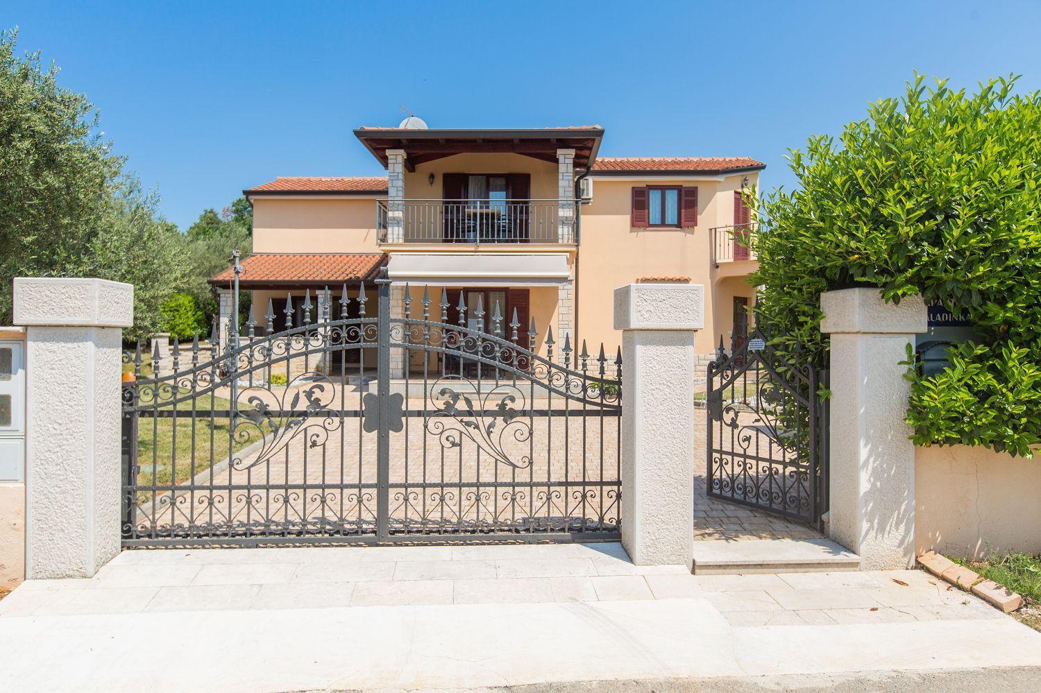 Mediterranes Nur 200 Meter Zum Mit Pool, Grillbereich, Privater Terrasse, Wifi * Porec