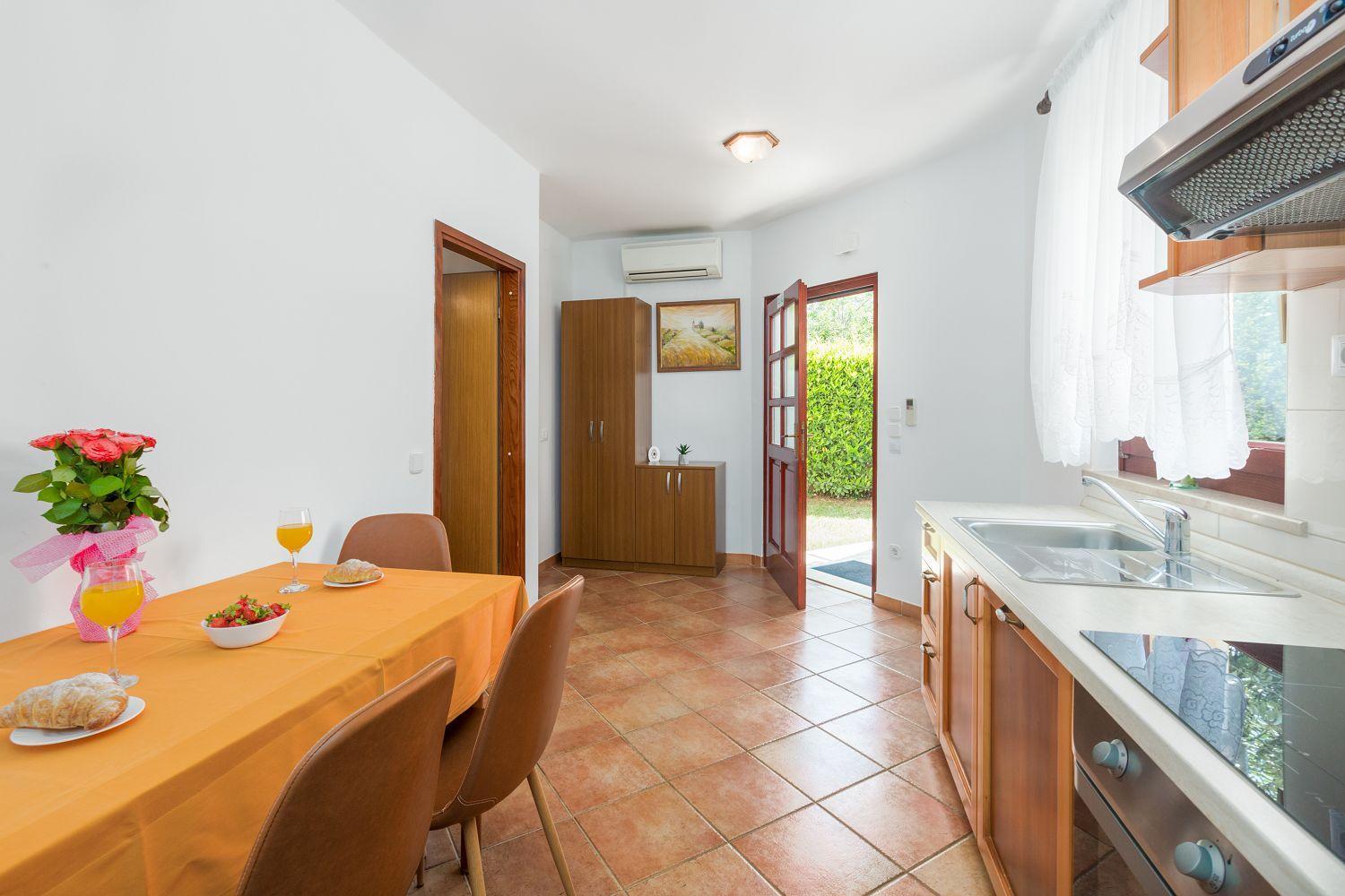 Mediterranes Nur 200 Meter Zum Mit Pool, Grillbereich, Privater Terrasse, Wifi * Porec