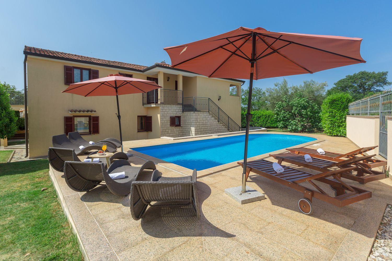 Mediterranes Nur 200 Meter Zum Mit Pool, Grillbereich, Privater Terrasse, Wifi * Porec